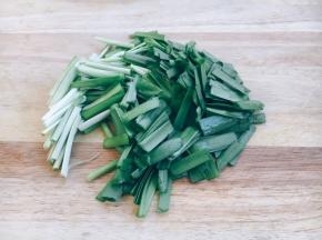 韭菜切寸段。
