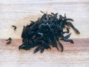 泡发好的木耳切成丝。