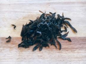 泡发好的木耳切成丝。