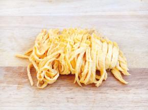 把鸡蛋饼切成丝备用。