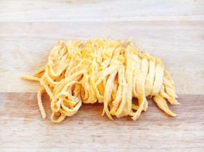 把鸡蛋饼切成丝备用。