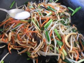 放入适量的盐调味。