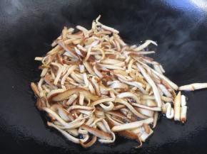 热锅凉油，放入香干丝煸炒，煸炒至香干干香，有一点点焦黄色，盛出备用。