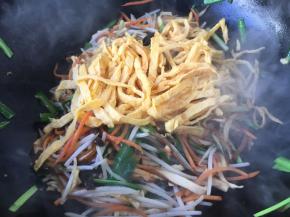 最后放入鸡蛋饼丝翻拌均匀，淋入1小勺的花椒油即可。