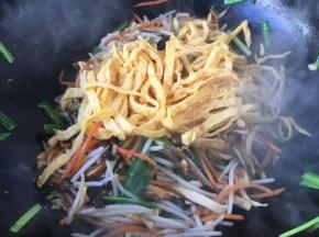 最后放入鸡蛋饼丝翻拌均匀，淋入1小勺的花椒油即可。