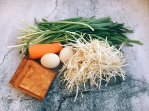 在天津当地，我们把绿豆芽称为龙须菜，在“龙抬头”这天吃龙须菜，寓意是炒“龙须”，是人们对美好生活的向往，祈求来年风调雨顺、五谷丰登。