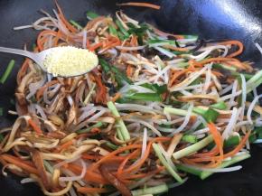 放入1小勺的鸡精。