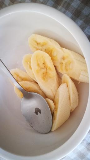 香蕉切小放入碗中 捣成果泥