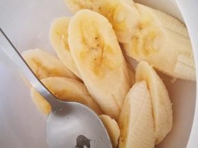 香蕉切小放入碗中 捣成果泥