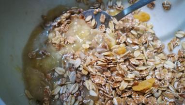 倒入燕麦片搅拌均匀