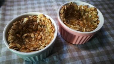 燕麦糊放入烤碗 整理成中空 碗的形状 入烤箱180℃烤制25分钟