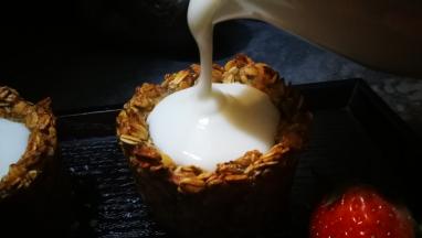 从烤箱取出 晾凉 脱模 燕麦杯中倒入酸奶
