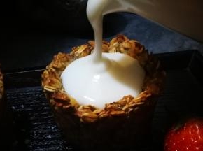 从烤箱取出 晾凉 脱模 燕麦杯中倒入酸奶