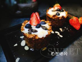 用草莓装饰一下 点缀上蓝莓 撒上果仁 美美哒开吃喽