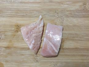 鸡胸肉洗干净后切块