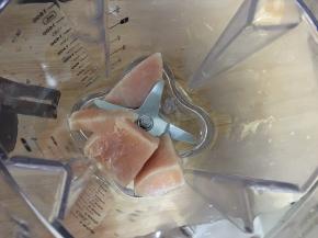 将鸡肉放入破壁机