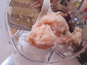 打开杯盖可以看到鸡肉泥非常细腻