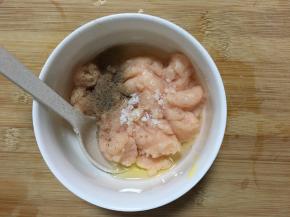 取出鸡肉泥放到蛋清里，加少许盐和黑胡椒