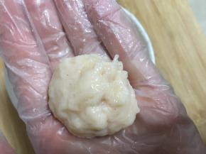 取少许鸡肉泥揉成一团