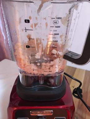 开启脉冲模式1档，鸡肉迅速被搅打成泥状