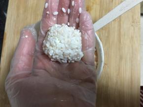 将鸡肉丸子裹上一层事先浸泡过的糯米