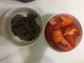 所有材料洗净，虾去掉头部和虾肠，胡萝卜番茄切块