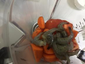 将胡萝卜、番茄、鲜虾先后放入破壁机，不用怀疑，就是生的虾