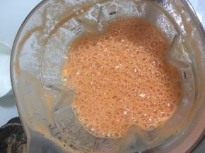 6-7分钟后，破壁机停止运转，打开杯盖，可以看到热汤已完成。 加入少许盐和黑胡椒调味