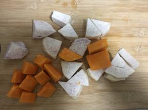 先将荔浦芋和南瓜切块，蒸熟