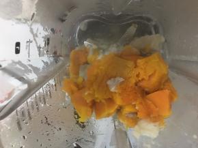 将南瓜和芋头放入汉美驰破壁机，打成泥！