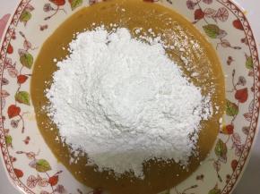 取200克南瓜芋泥，加入150克熟糯米粉和30克白糖，搅拌均匀！由于南瓜的水分不同，可以适当增减熟糯米粉！如果没有熟糯米粉，必须先将糯米粉炒熟！