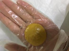 取一小团面团放手里搓圆，轻轻按压一下