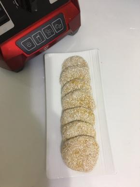 外面裹上椰蓉，摆上盘子，软糯清甜的糯米糍就这样方便快速的做成了