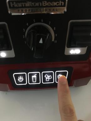 按一下果蔬键，破壁机开启高速旋转