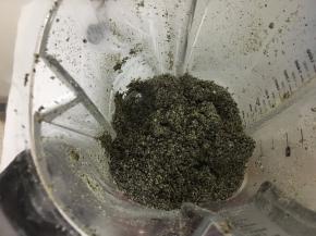 不到一分钟，芝麻和核桃已被搅打粉碎，喜欢有颗粒感的可以不用搅打的太细，不喜欢颗粒的，可以让破壁机搅打久一些