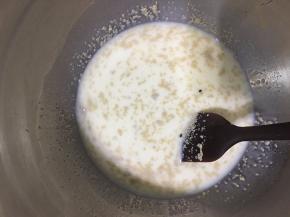 牛奶中加入白糖、加入酵母搅拌至糖融化