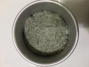 导入面糊再用刮刀把面糊抹均匀.抹平