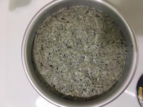 放入烤箱或能盖住模具的容器里发酵……发糕发酵至二倍以上后取出