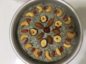 将准备好的坚果摆上