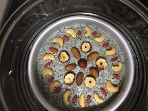 放入蒸锅..冷水，水开后.蒸30分钟！关火后焖5分钟再打开！