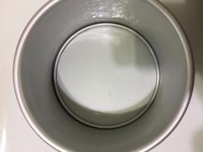 放入刷了一层薄油的模具.、我用学厨六寸玫瑰金加高戚风模，也可以用任何的活底模，抹油、