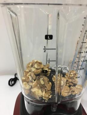 将熟黑芝麻和核桃放入破壁机...不用太少..可以一次多打碎一些，多余的密封保存用破壁机做成芝麻糊也很好喝。如果你是生的黑芝麻和核桃仁，请事先炒熟。