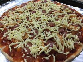 这是我用番茄酱涂抹披萨皮做披萨，比直接用买的番茄酱味道更好更香；还可以用来拌面拌饭吃，也很不错哦～