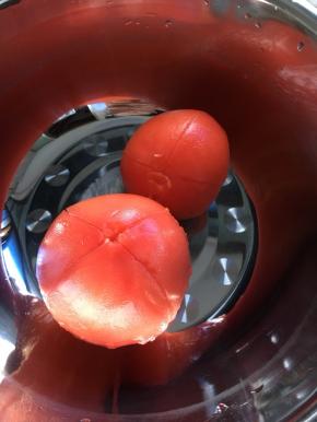 番茄洗净用刀划十字，再用开水烫后去皮；