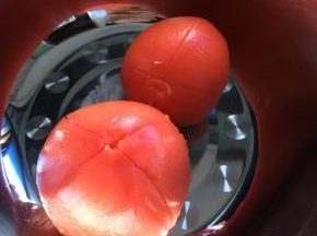 番茄洗净用刀划十字，再用开水烫后去皮；