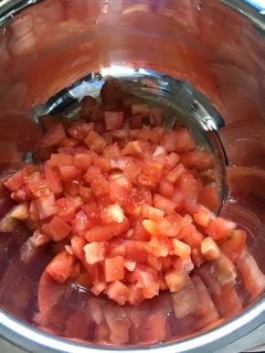 把番茄去皮，切丁待用；