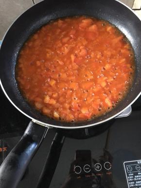 加入适量的清水，一点盐和糖调味，再加入适量番茄酱，一起熬煮至番茄软化；（有人不理解为什么番茄还要加番茄酱，两者结合味道会更融洽香浓）