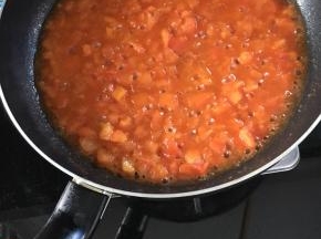 加入适量的清水，一点盐和糖调味，再加入适量番茄酱，一起熬煮至番茄软化；（有人不理解为什么番茄还要加番茄酱，两者结合味道会更融洽香浓）