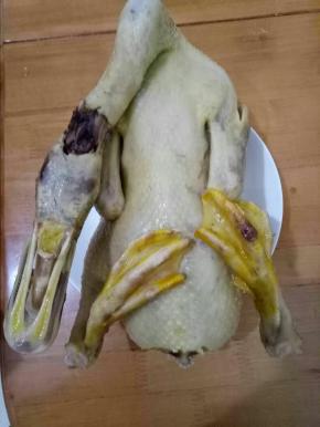 放到大锅里，加入没过鸭子的冷水，中火煮开后转小火。加入适量料酒和稍微多点盐，煮到鸭子熟透，捞出凉凉。