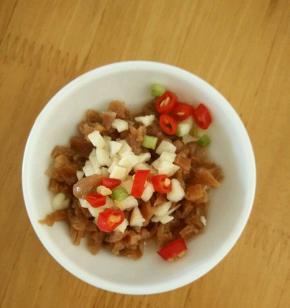 蒜头、辣椒、柠檬和葱白全部切碎，放到柠檬汁里。加入适量酱油、白糖和香油，搅拌均匀。